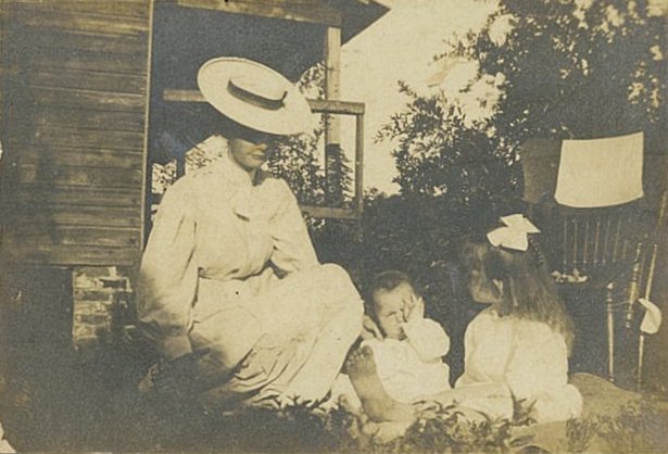 Ollie Wright Jones with children Esther and Hugh in1907